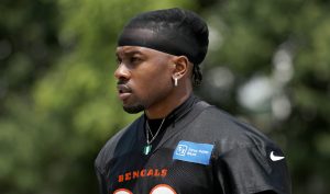 Bengals’ Chidobe Awuzie has a serious chess game