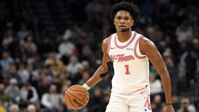 Amen Thompson handles the ball