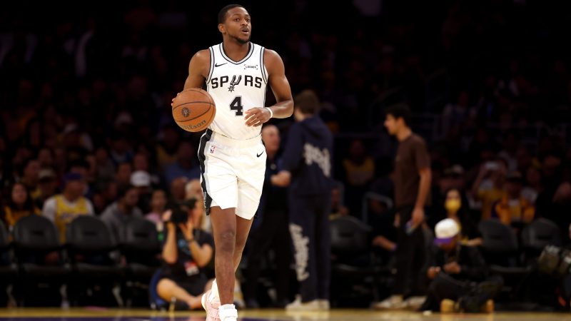 De'Aaron Fox bring the ball up the court