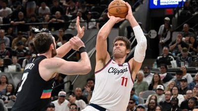 Brook Lopez shoots against Luke Kornet