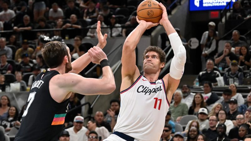 Brook Lopez shoots against Luke Kornet