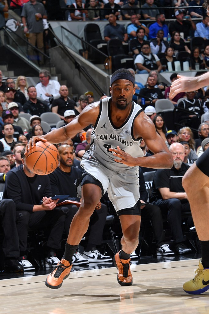 Harrison Barnes drives to the basket