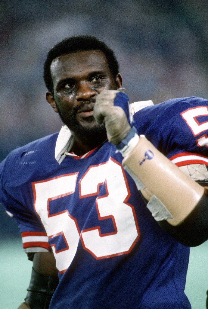 Harry Carson of the New York Giants plays in a game circa 1982 at Giants Stadium in East Rutherford, New Jersey. 