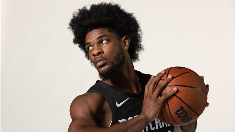 Scoot Henderson poses with the basketball.