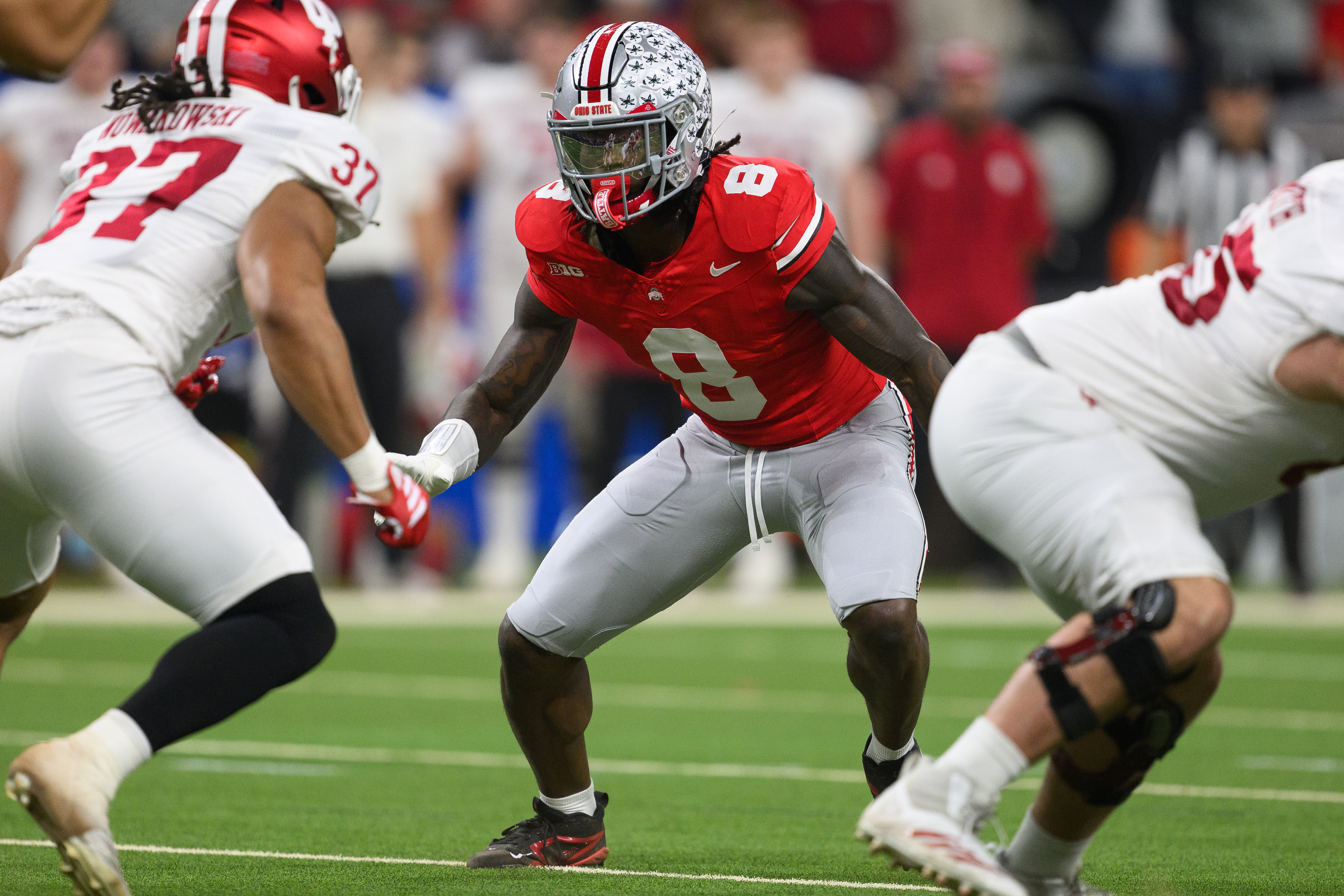 Arvell Reese rushes into the backfield