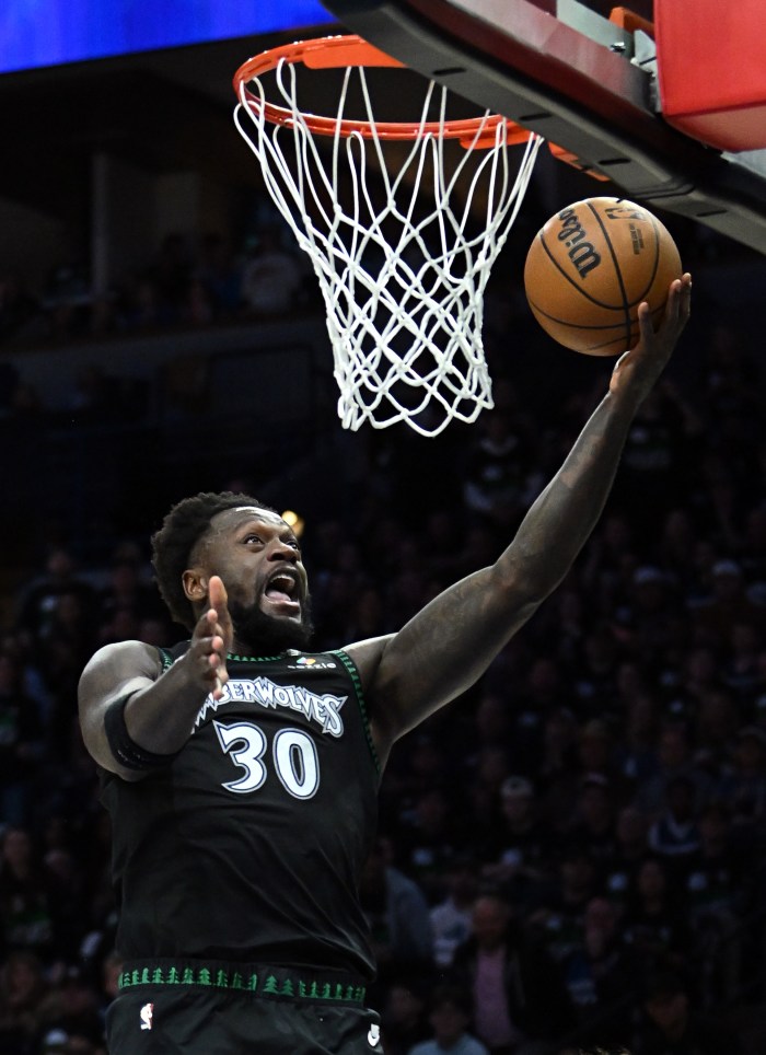 Julius Randle attempts a layup
