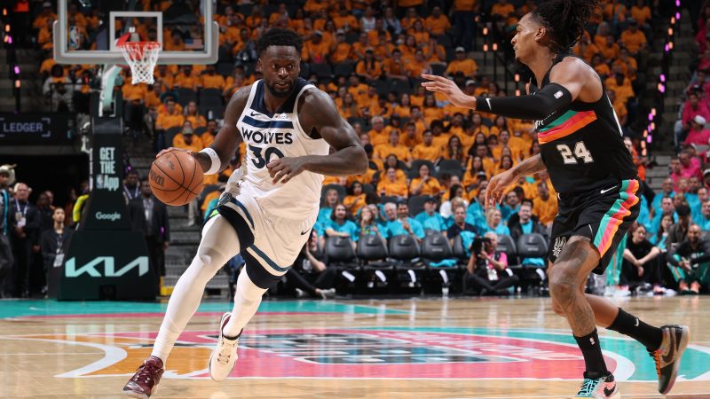 Julius Randle drives to the basket