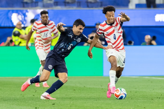 Júnior Alonso and Tyler Adams go after the ball