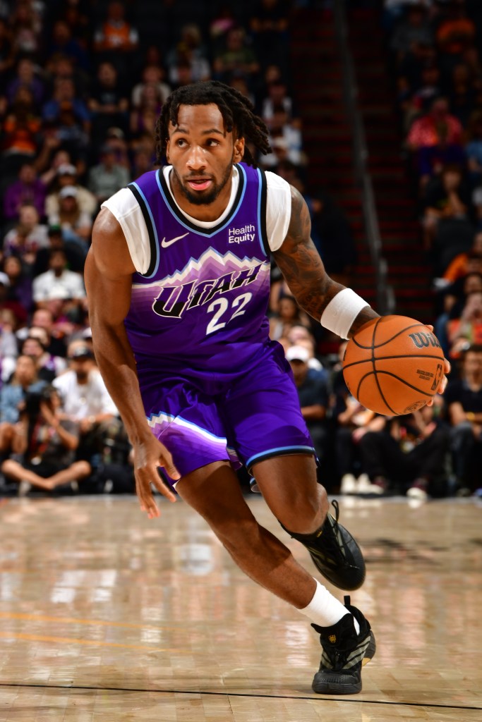 Darryn Peterson dribbles the ball.